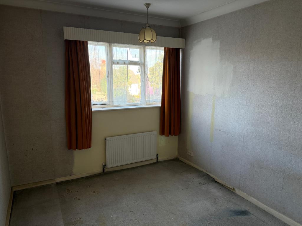 Lot: 87 - TWO-BEDROOM FLAT WITH GARAGE IN NEED OF UPDATING - Second bedroom with window to rear